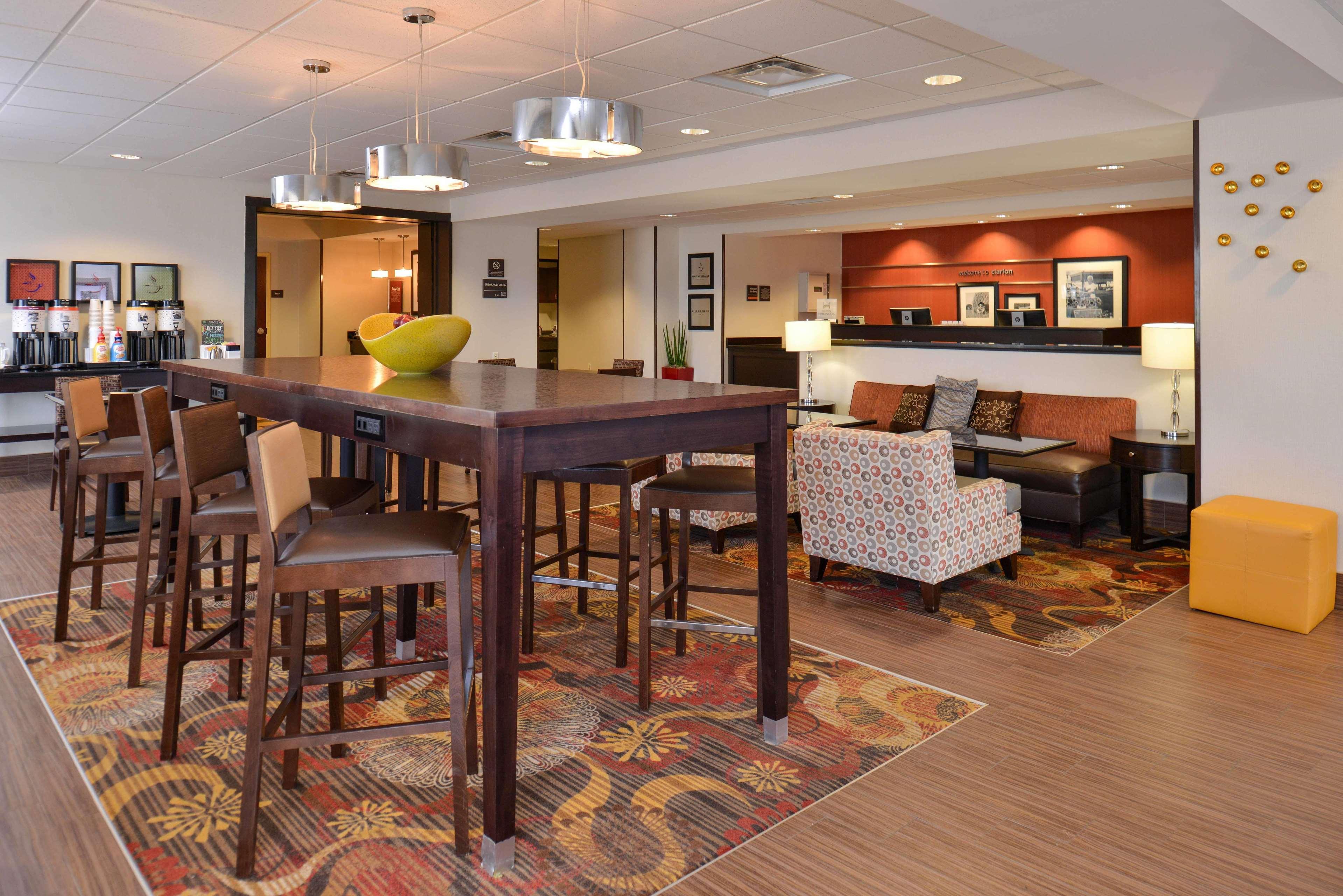 Hampton Inn Кларион Екстериор снимка