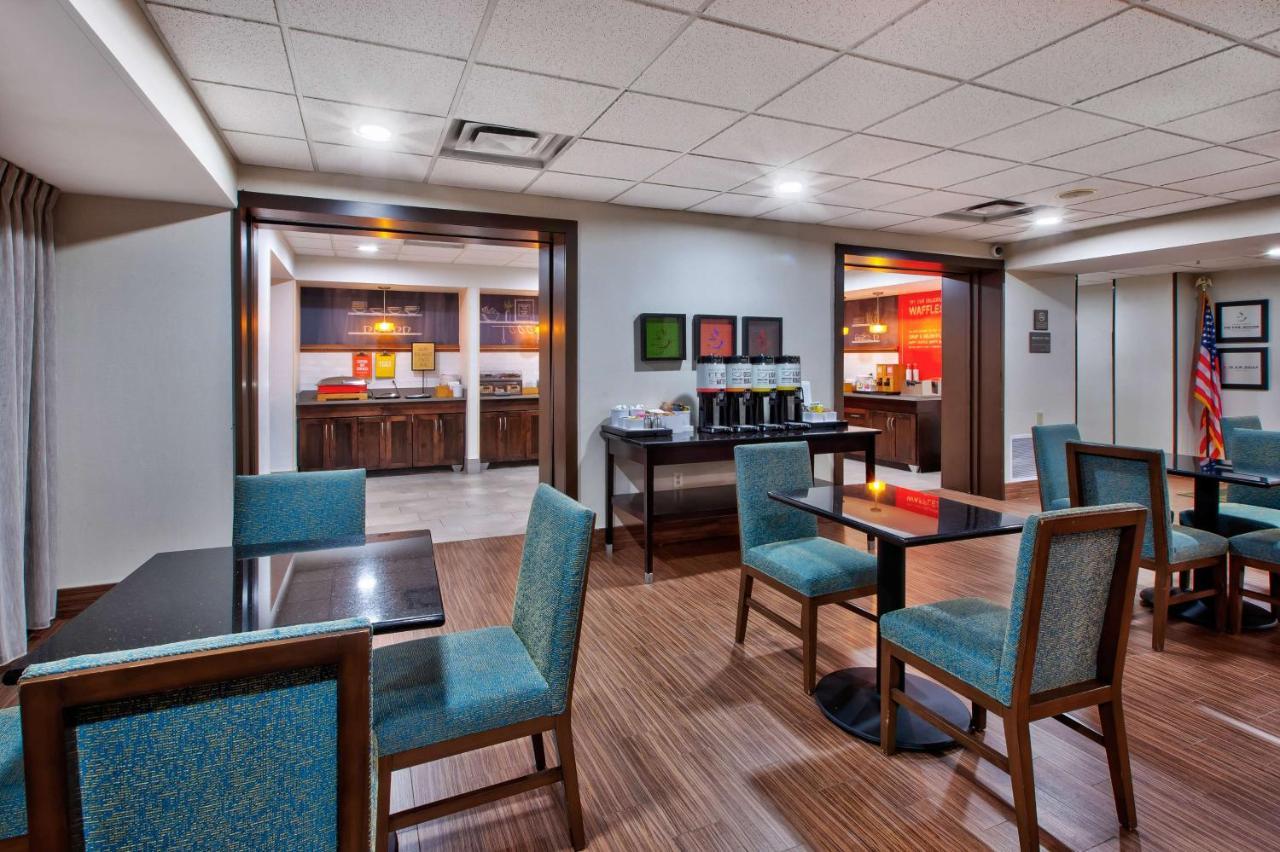 Hampton Inn Кларион Екстериор снимка