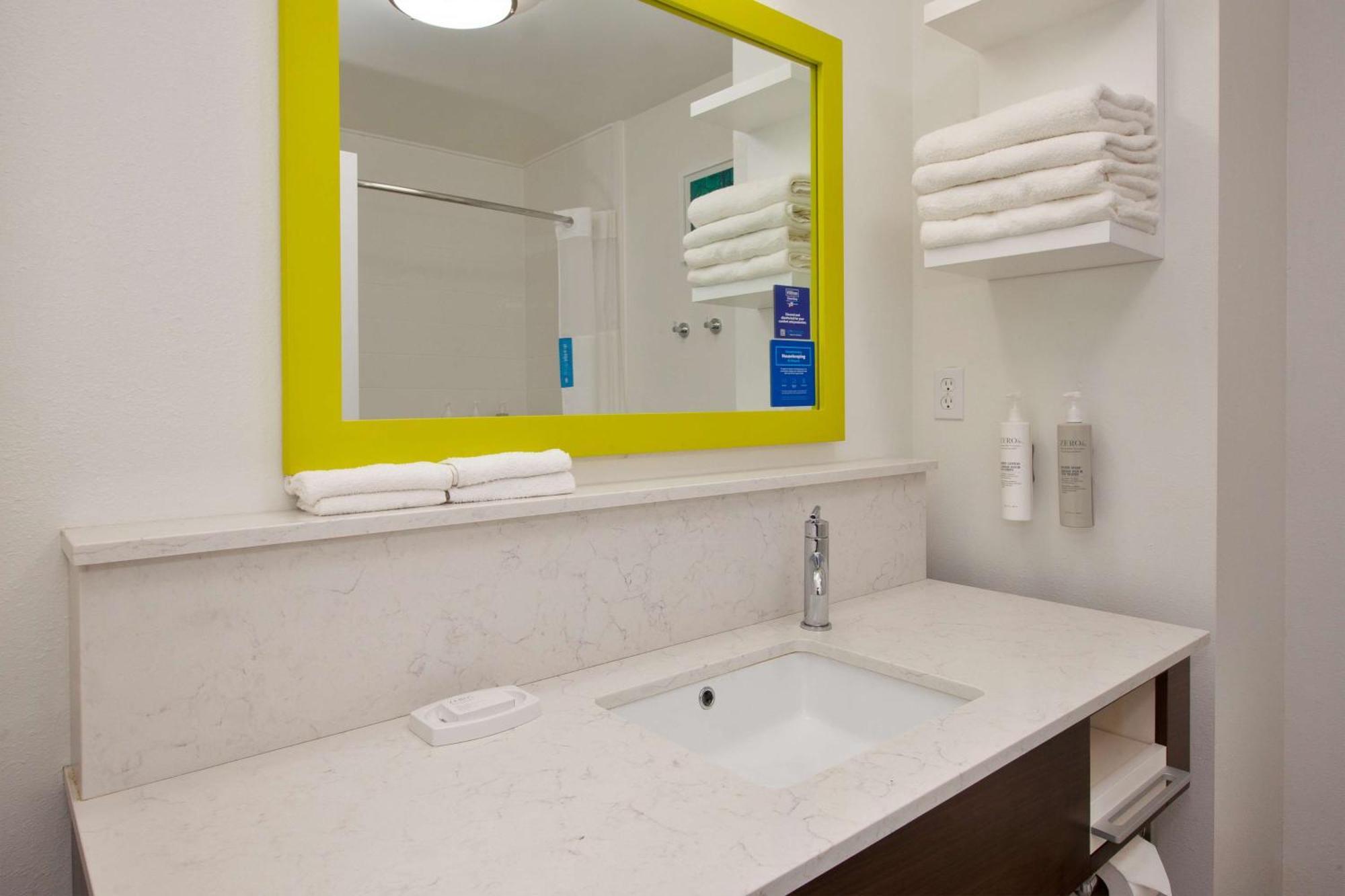 Hampton Inn Кларион Екстериор снимка
