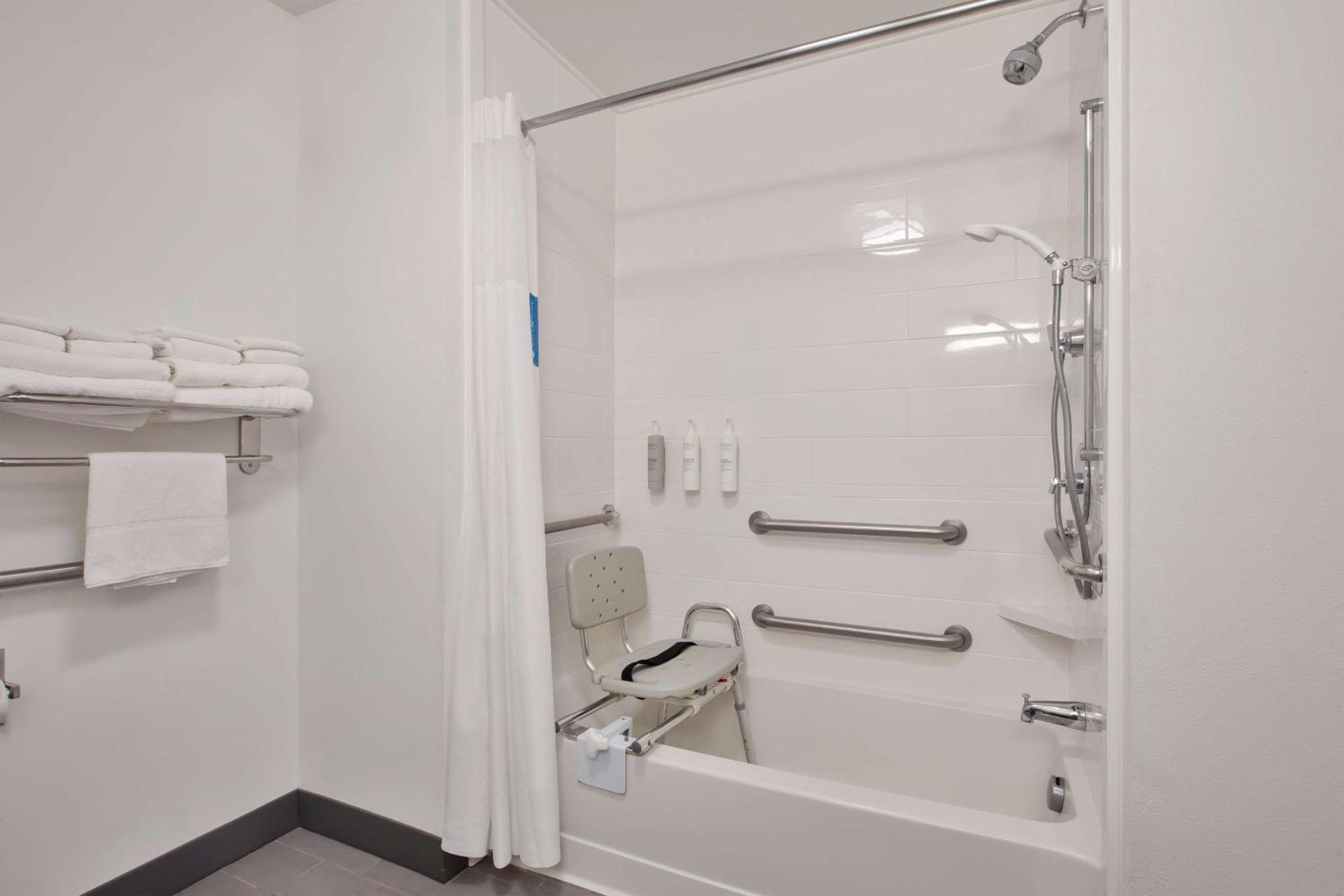 Hampton Inn Кларион Екстериор снимка