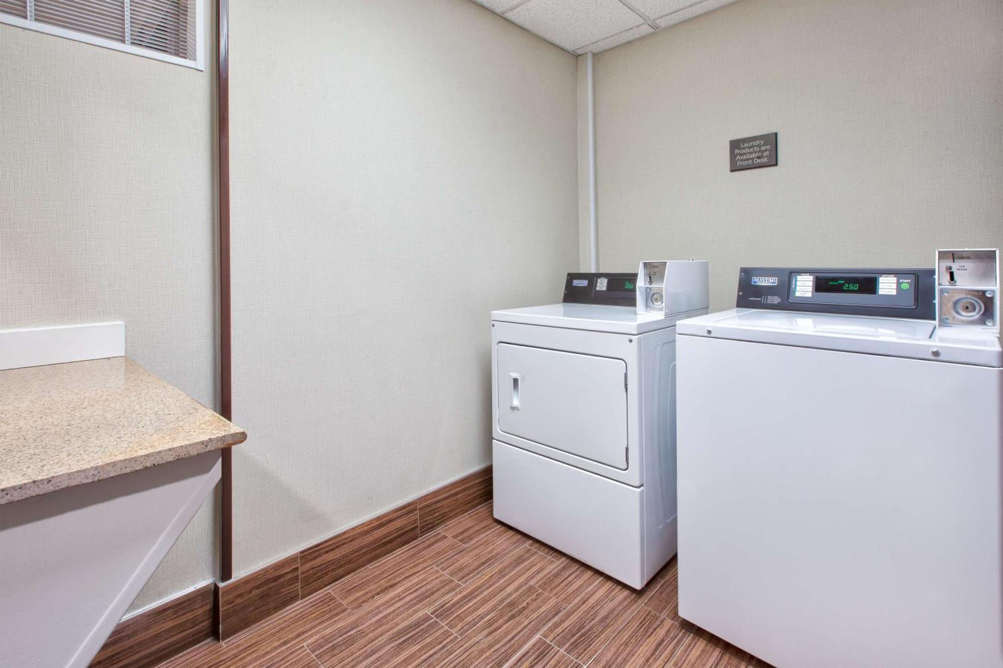 Hampton Inn Кларион Екстериор снимка
